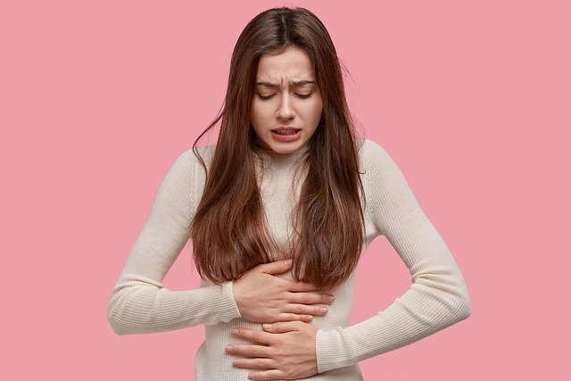 Ragazzina con il mal di pancia per mestruazioni