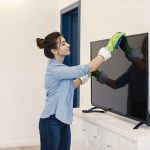 donna che pulisce lo schermo della tv